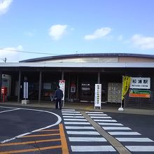 ホッとするような落ち着いたデザインの駅舎です。