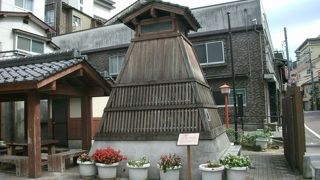 常夜灯風の建物の中に源泉がある