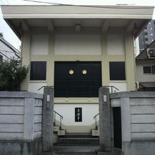 真覚寺の正面の様子です。門の奥に、２階に昇る階段があります。