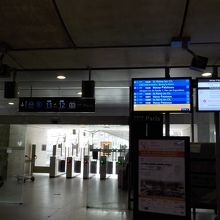 改札に向かいます。