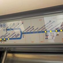 車両内にはこれから先の停車駅が点灯されています。