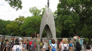 夏の原爆の子の像