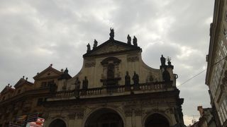 カレル橋の前の広場に面しています。