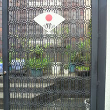 聞成寺の門の扉には、日の丸の扇が掲げれています。珍しい例です