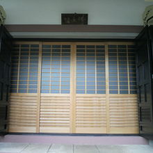 聞成寺の本堂の開き戸です。ガラスと木材でできているようです。