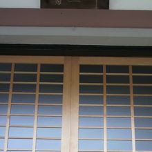 聞成寺の本堂の引き戸のすぐ上部には、額が掲げられています。