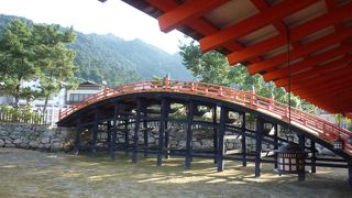 朱塗りの美しい橋