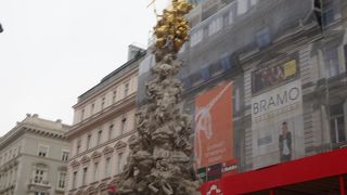 彫刻の人型がちょっと恐い。