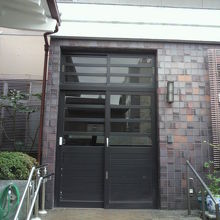 東上野稲荷町の聞成寺の社務所です。本堂の西側にあります。