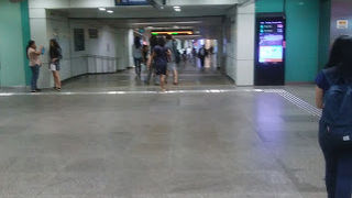 乗降客でごった返しています