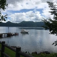 旅館の裏から支笏湖を眺めます