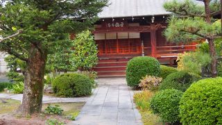 まわりにはいくつかの寺がある