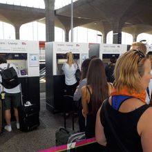 シャルル・ドゴール空港の自動販売機