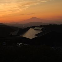 夕景の鳥海山とともに