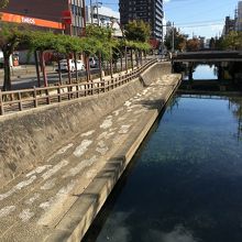 水路沿いにあります