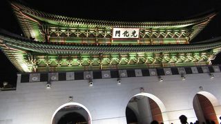 前面に広場が広がる景福宮の入り口。