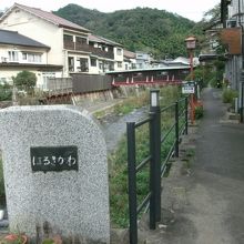 湯村橋の袂を川沿いに進む