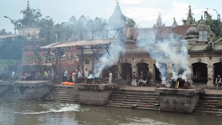 火葬の煙が絶えません