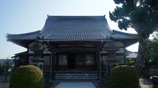 寺の開基である毛利家家臣坪井玄蕃満行は、石山合戦において本願寺を助けるために派遣された人物