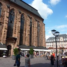 マルクト広場を挟んで市庁舎と向かい合っています