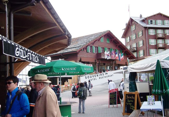 スイス、アルプス　クライデシャイデックにてアルペンマカロニのレストラン『バーンホフ』