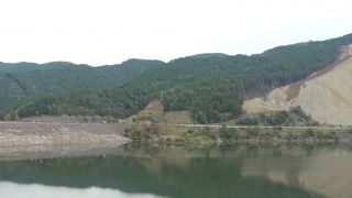 野洲川流域の治水ダム、湖畔にレジャー施設を整備している