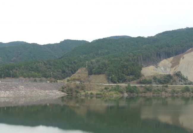 野洲川流域の治水ダム、湖畔にレジャー施設を整備している
