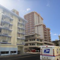 奥に移っているピンクのホテルです