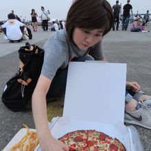滑走路でピザを食べる