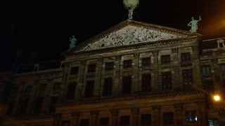 ダム広場にあります