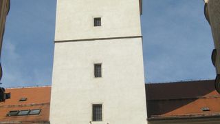 高い時計塔をもった建物です。