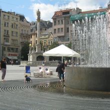 噴水があり人々も憩いをしています。