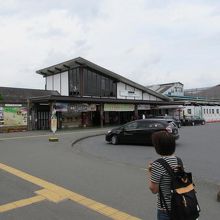 山をイメージした駅舎
