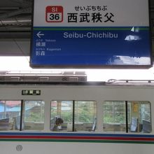 西武カラーの車両