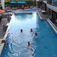 ホテル中央にプール