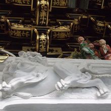 修復中の陽明門の彫刻と壁画