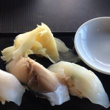 寿司(イカ、サバ、真鯛)。ネタ数は少ない。