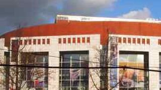 運河沿いの大きな建物