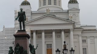 １９世紀の建物に囲まれた広場