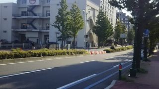 北仲通から新港にむかう通りです