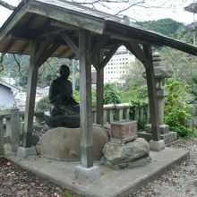 湯村温泉を開湯した慈覚大師の像 