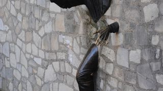 テルトル広場から西に坂を降りると右側にあります。