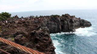 青い海に迫り出した絶壁に絶句