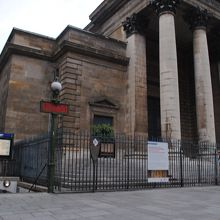 教会の敷地内に地下鉄の駅があります。