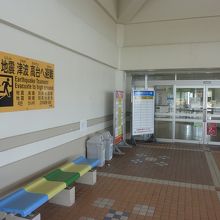 建物入口にベンチがあります