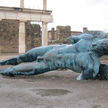 横たわる銅像