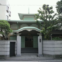 東上野稲荷町の正行寺の全景です。緑の樹々が多いお寺です。