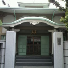 東上野稲荷町の正行寺の門です。水色の本堂の入口も見えます。