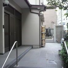 浄土真宗大谷派の正行寺の社務所と墓地区画への細い通路です。