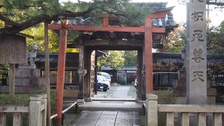 稲荷神社がある